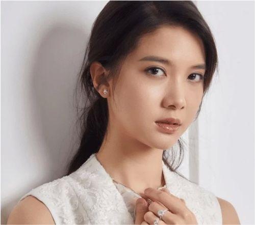 24岁女明星,24岁女明星的璀璨星途回顾”